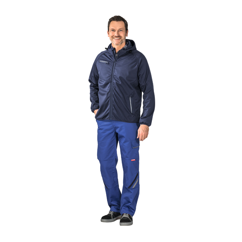 Model trägt die Planam Fog Softshelljacke mit Stretch und Kapuze in Dunkelblau, vorne gezeigt mit Reißverschlusstaschen