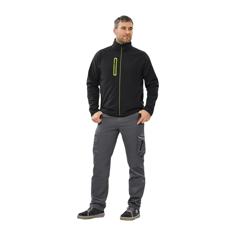 Modell trägt die schwarze Planam Flash Jacke mit Stretch und Teddyfutter, funktionale Arbeitsjacke mit Stehkragen und Kontrastdetails
