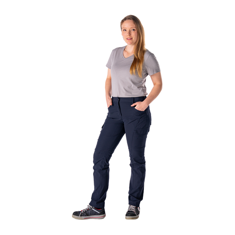 Frau trägt die Planam Damen Stretchy Hose mit 4-Wege-Stretch in Dunkelblau, flexible Damen-Arbeitshose mit seitlichen Taschen