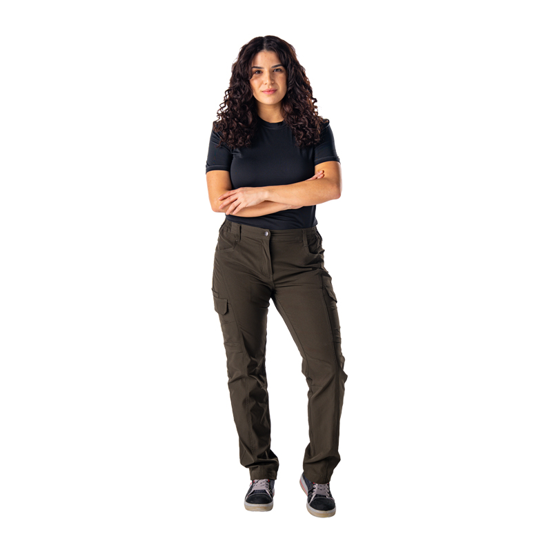 Model trägt die Planam Damen Stretchy Hose mit 4-Wege-Stretch in Dunkeloliv, funktionale Damen-Arbeitshose in Ganzkörperansicht