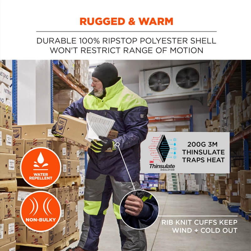 Mann im Ergodyne N-Ferno 6475 Gefrierhaus-Overall mit Neon im Kühlhaus; wasserabweisender, warmer Kälteschutz-Overall aus Ripstop-Polyester mit 3M Thinsulate für Lager und Logistik