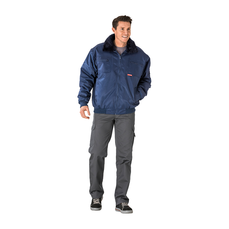 Model trägt die Planam Gletscher Comfort Jacke 3 in 1 nach EN 342 in Navy mit warmem Kragen als gefütterte Kälteschutz-Arbeitsjacke