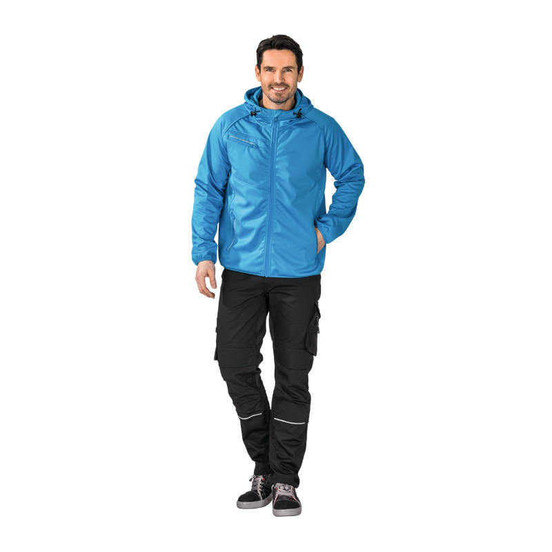 Mann trägt die blaue Planam Fog Softshelljacke mit Stretch und Kapuze, frontal dargestellt als funktionale Arbeitsjacke.
