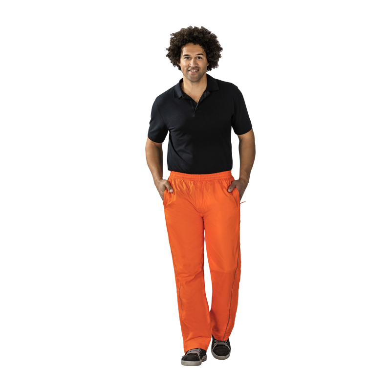 Model trägt die Planam Monsun Regen Hose in Orange – wasserdichte und atmungsaktive Regenhose für Arbeit und Outdoor.