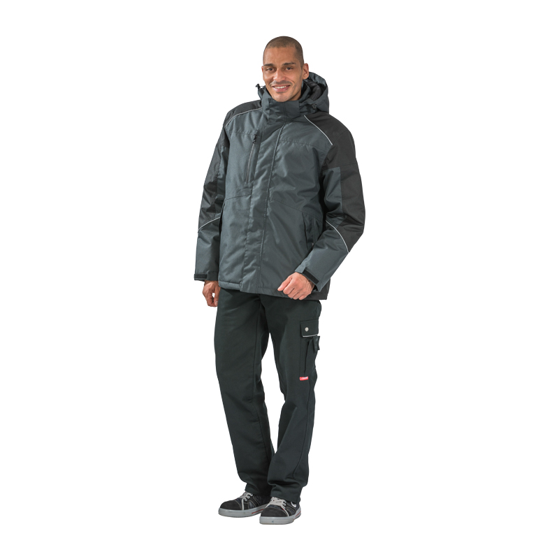 Model trägt die Planam Desert Jacke wasserdichter Wetterschutz in Grau-Schwarz, wetterfeste Arbeitsjacke mit Kapuze für Regen und Outdoor-Einsatz.