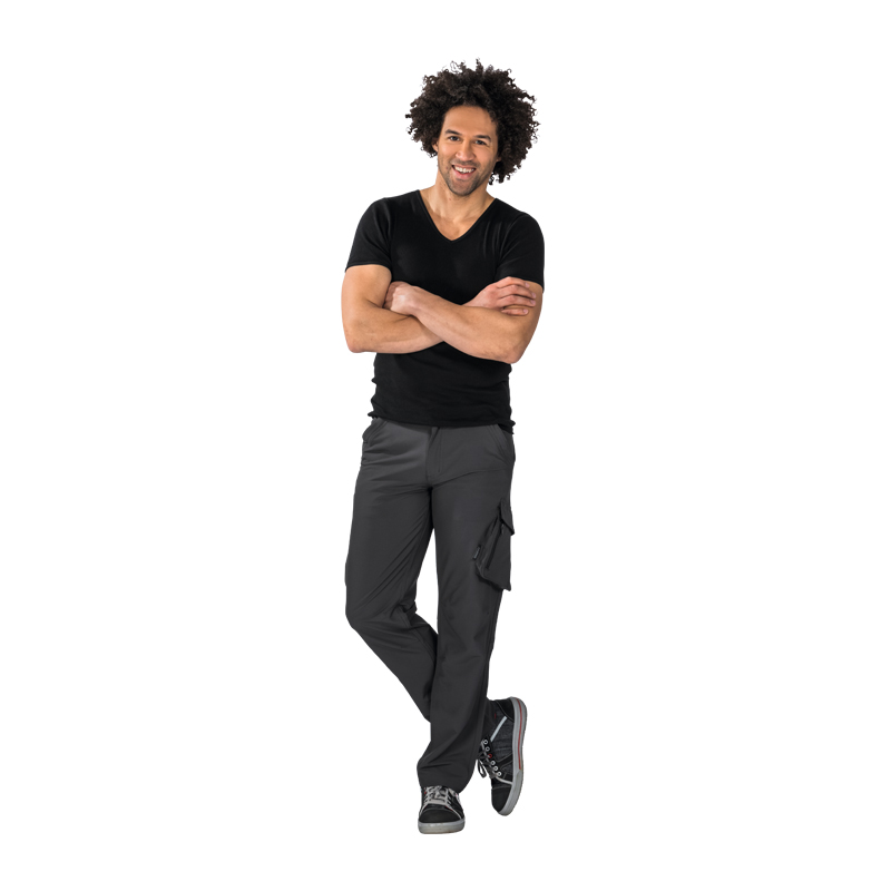Herrenmodell trägt die Planam Outdoor Hike Hose mit Stretch in Dunkelgrau, bequeme Outdoorhose mit praktischer Beintasche.
