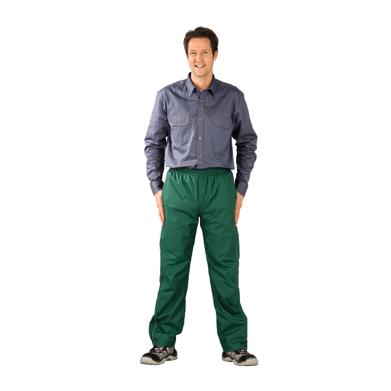 Mann trägt die grüne Planam Monsun Regen Hose, wasserdicht und atmungsaktiv, in Vorderansicht vor hellem Hintergrund.