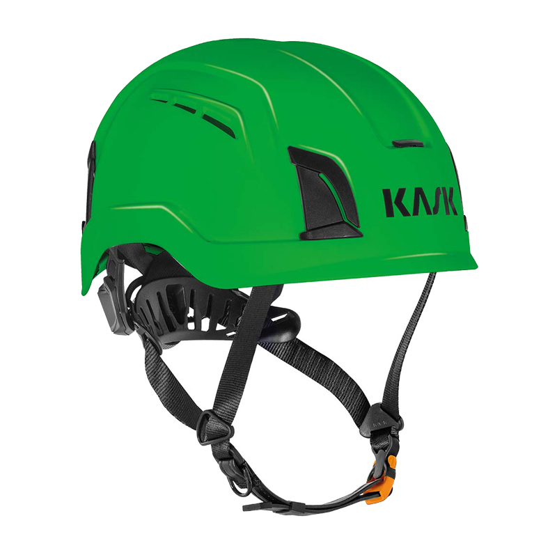 Grüner KASK ZENITH-X AIR Industriehelm EN 397 von Kask, Seitenansicht mit Belüftungsschlitzen, schwarzem Innenband und Kinnriemen