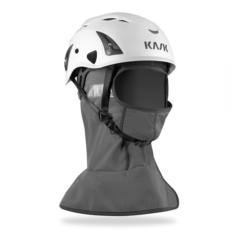 Kask WINTER BALACLAVA wasserfest und kältebeständig als graue Sturmhaube unter weißem Kask Schutzhelm, schützt Kopf, Gesicht und Hals bei kalten Wetterbedingungen