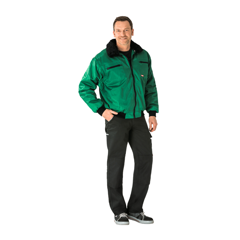 Model trägt die Planam Gletscher Comfort Jacke 3 in 1 nach EN 342 in Grün mit schwarzem Kragen als warme Schutz- und Arbeitsjacke.