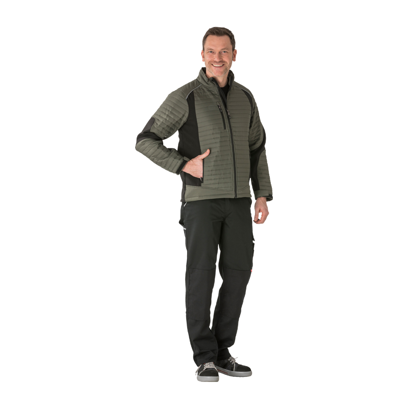 Herrenmodell trägt die Planam leichte Air Stepp Jacke mit Stretch und Reflexbiesen in Oliv-Schwarz, frontal auf weißem Hintergrund