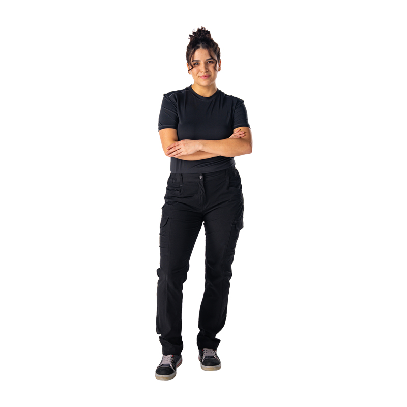 Frau trägt die schwarze Planam Damen Stretchy Hose mit 4-Wege-Stretch, frontal stehend mit praktischen Taschen als bequeme Damen-Arbeitshose