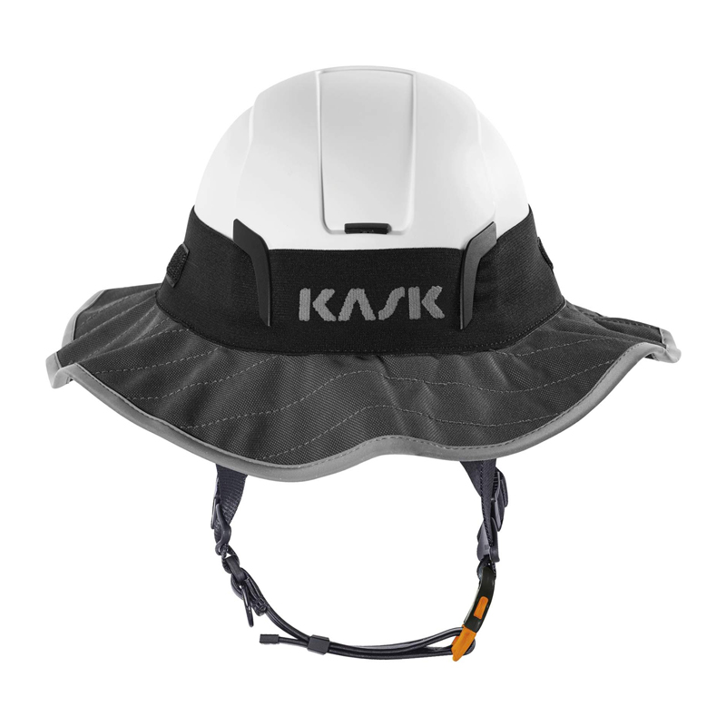Frontansicht eines weißen Kask Schutzhelms mit schwarzem KASK Sun Shield Sombrero und UV-Schutz, passend für alle Modelle.