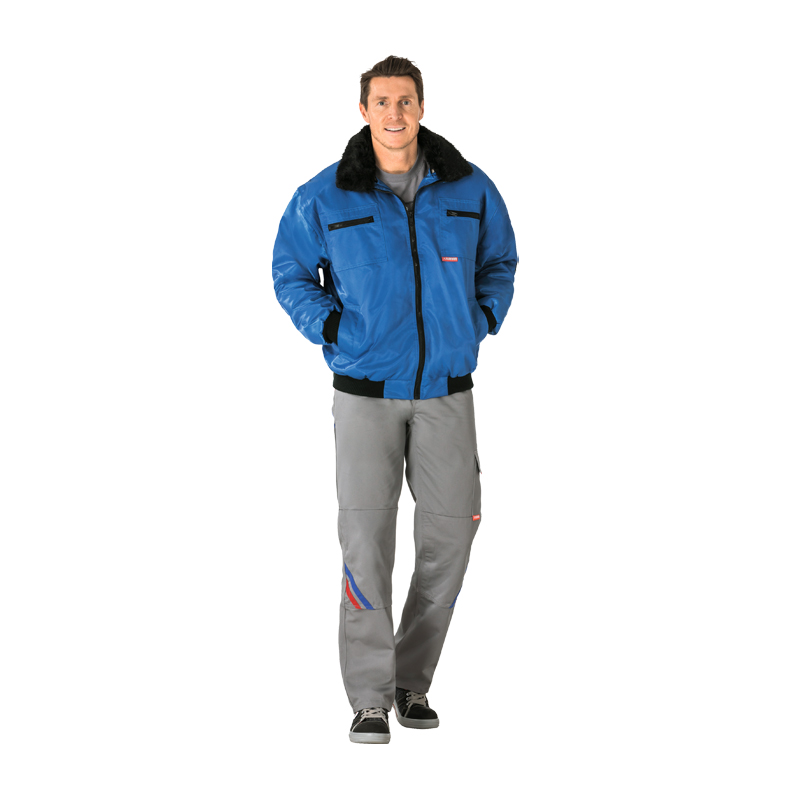 Mann trägt die Planam Gletscher Comfort Jacke 3 in 1 nach EN 342 von Planam in Blau mit schwarzem Pelzkragen als warme Arbeitsjacke.