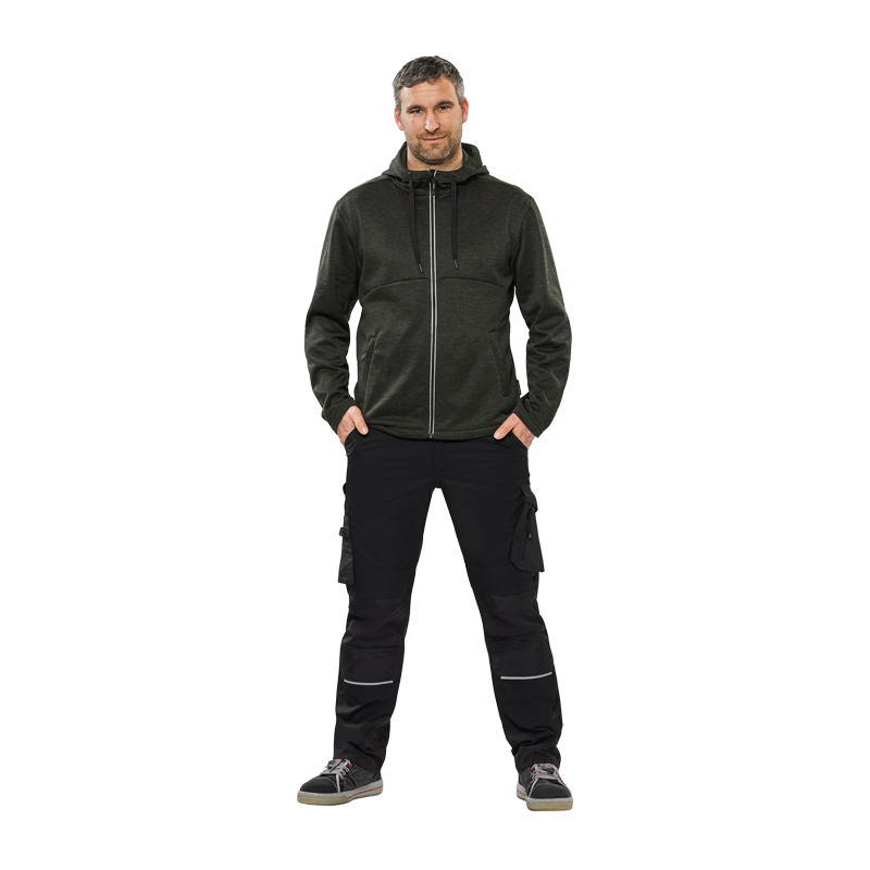 Mann trägt die Planam Eagle Jacke Hoodie mit Innenfleece in Dunkelgrün, frontale Ansicht der warmen Herren-Hoodiejacke.