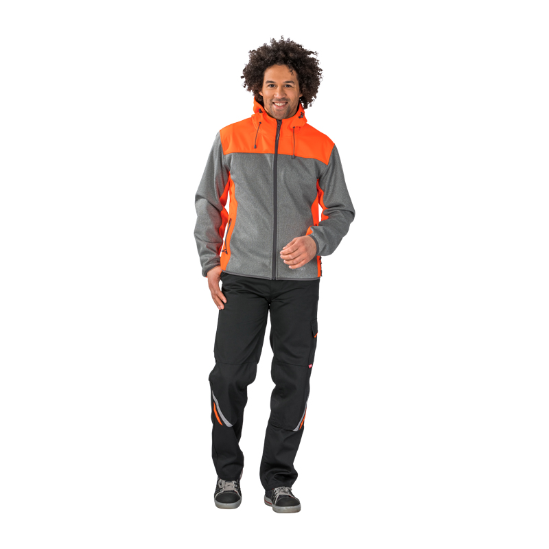 Mann trägt die Planam Kontrast Softshelljacke mit Kapuze in Grau-Orange, wind- und wasserabweisende Herrenjacke mit modernem Kontrastdesign