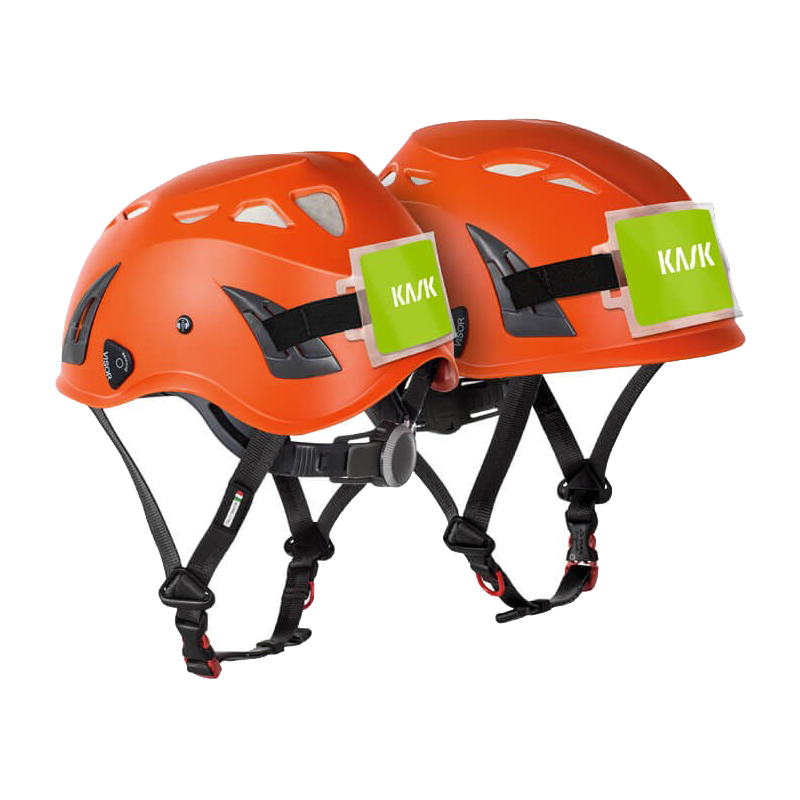Zwei orange Kask SuperPlasma Helme mit montiertem Abzeichenhalter Light zur Befestigung von Logo, Namensschild oder Visitenkarte am Helm