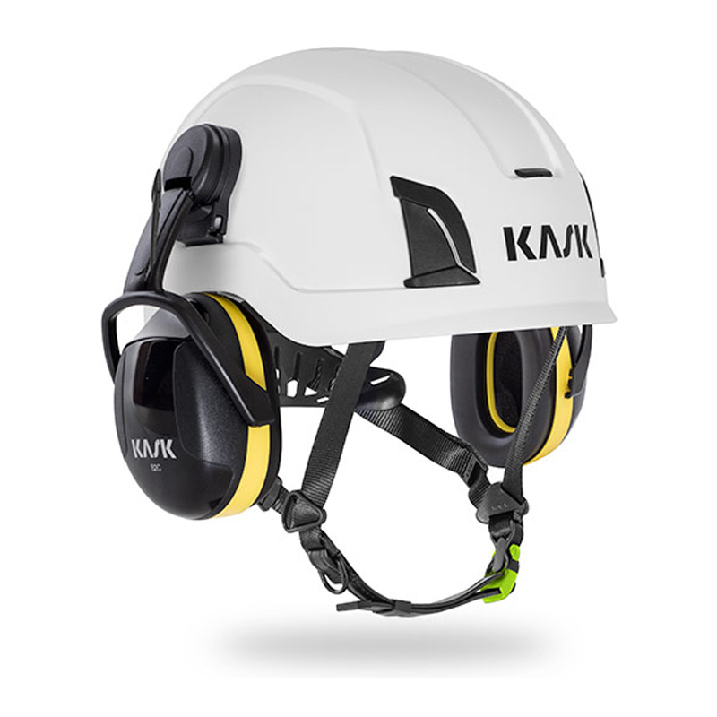 KASK SC3 Kapselgehörschutz für EU Slot 30 mm mit 31 dB Dämmung, montiert an weißem KASK Schutzhelm, ideal für laute Arbeitsumgebungen