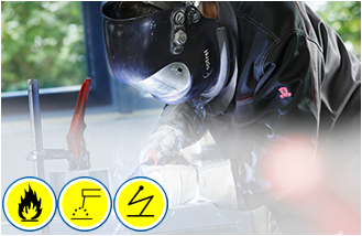 Schweißer mit Schutzhelm beim Schweißen von Metall, mit Symbolen für Entflammbarkeit, Erdung und elektrische Sicherheit