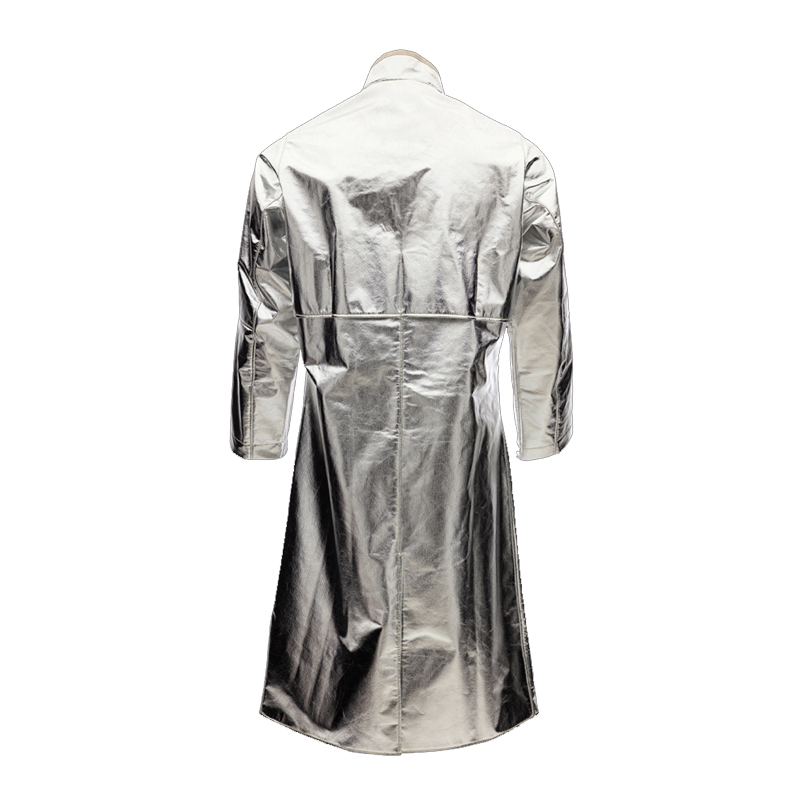 Rückansicht des aluminisierten Tempex Hitzeschutz Mantels TREME HEAT COMFORT+ (C4) 420g von HB Protective Wear für Gießerei und Hochofen mit langem Schnitt und hohem Hitzeschutz.