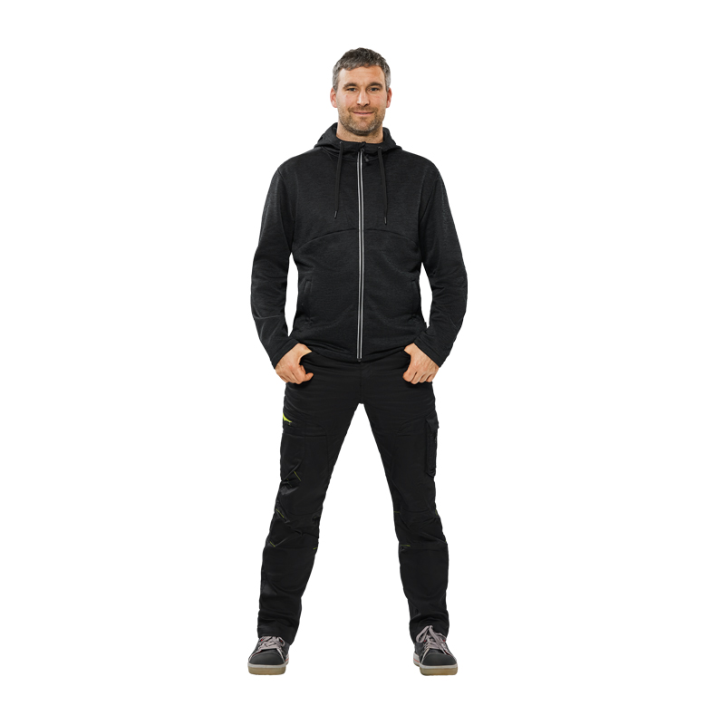Mann trägt die Planam Eagle Jacke Hoodie mit Innenfleece in Schwarz, Frontansicht mit Kapuze und Reißverschluss