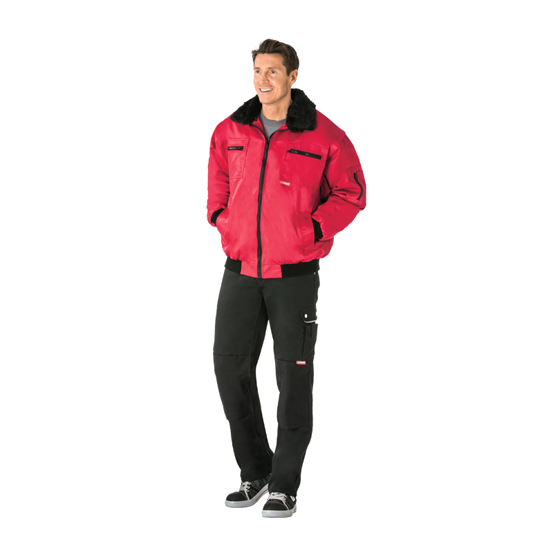 Model trägt die Planam Gletscher Comfort Jacke 3 in 1 nach EN 342 in Rot mit schwarzem Kragen als wärmende Arbeitsjacke