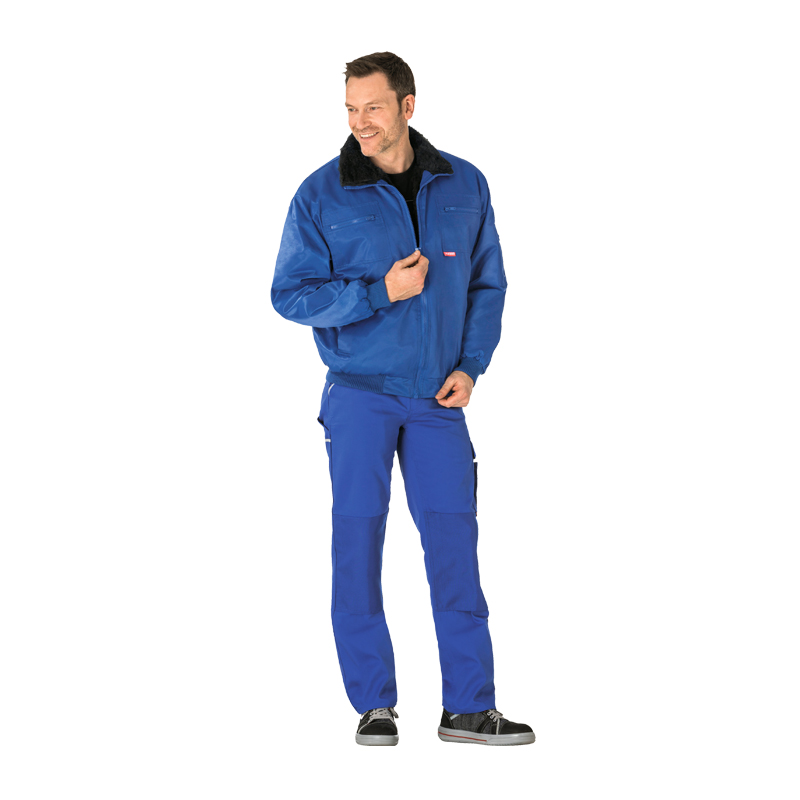 Mann trägt die Planam Gletscher Piloten Jacke nach EN 342 in Blau mit Webpelzkragen als wärmende Arbeitsjacke für kalte Einsatzbereiche