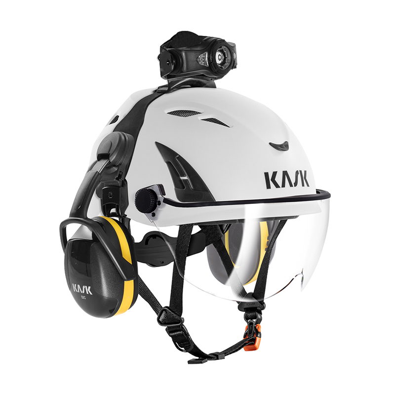 KASK KL-3 HEAD LAMP Stirnlampe mit Bluetooth auf weißem KASK Industriehelm mit Visier und Gehörschutz, robuste Helmlampe für professionelle Einsätze