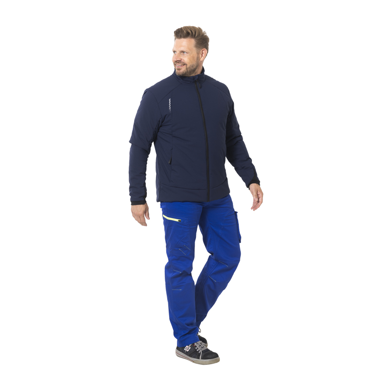 Model trägt die Planam Hygge Jacke soft wattiert in Dunkelblau – leichte, moderne Herrenjacke mit Stehkragen und Reißverschluss.