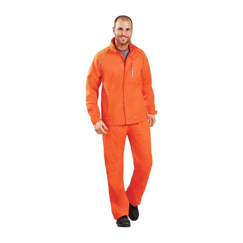 Model trägt die Planam Monsun Regen Jacke in Orange – wasserdichte und atmungsaktive Regenjacke für Arbeit und Outdoor