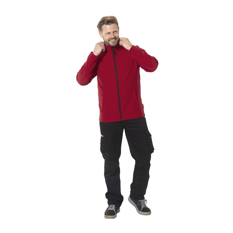 Mann trägt die rote Planam Alto Jacke mit weichem Innenfleece, komfortable Herrenjacke mit Reißverschluss